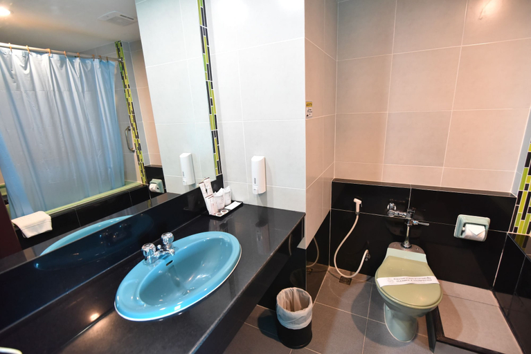 Bathroom 5, Siam Oriental Hotel, Hat Yai