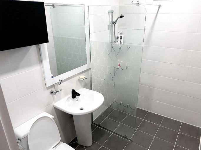 Bathroom 4, You & I Pension, Gumi