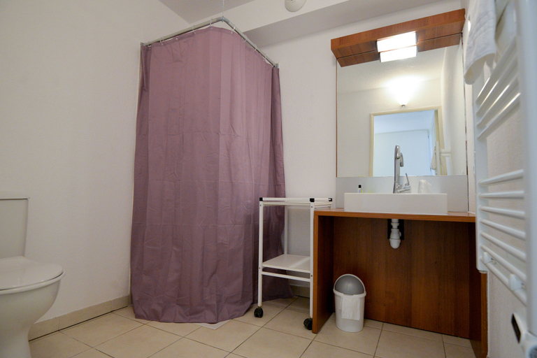 Bathroom 4, La Résidence du Château de Jouarres, Aude