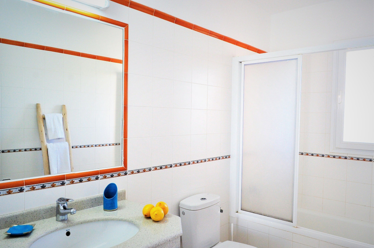 Bathroom 3, Siamo Valentina, Baleares