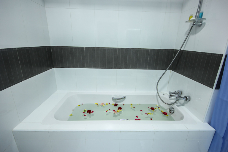 Bathroom 5, Immana Grand Inle Hotel, Taunggye