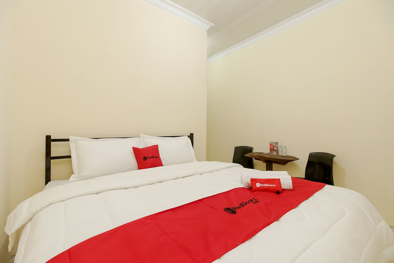 Bedroom 1, RedDoorz near Tahura Berastagi, Karo