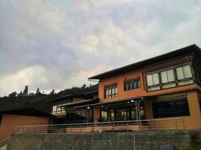 Exterior & Views