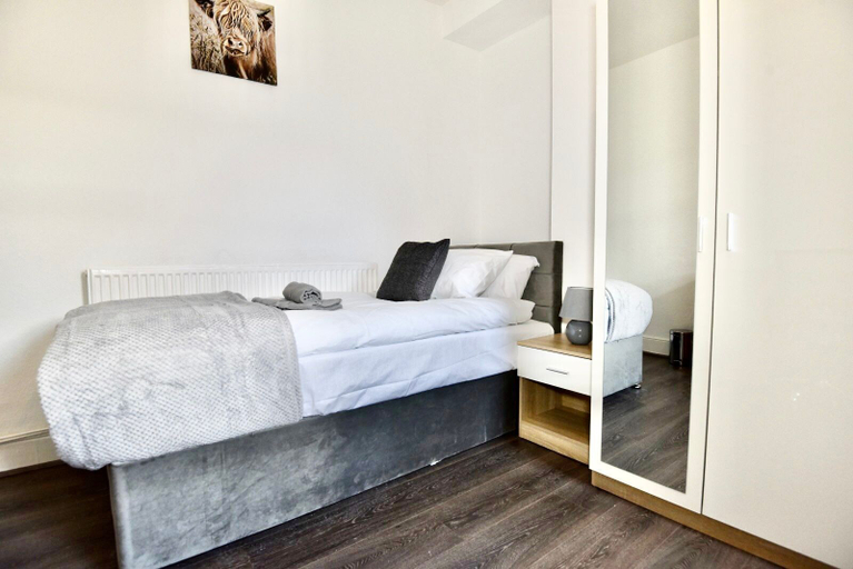 Bedroom 2, Come On In, Rhondda, Cynon, Taff