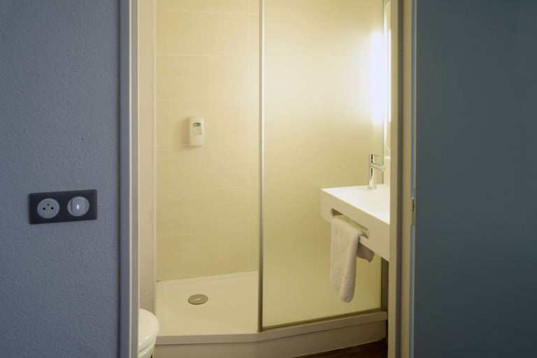 Bathroom 4, B&B HOTEL Angoulème, Charente