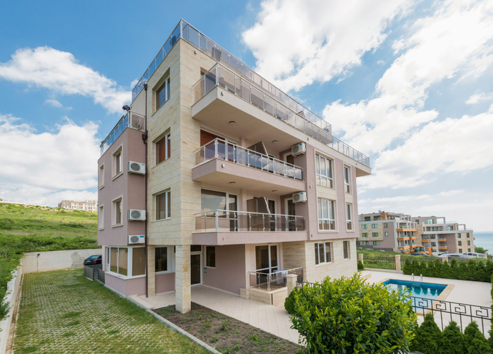 Exterior & Views