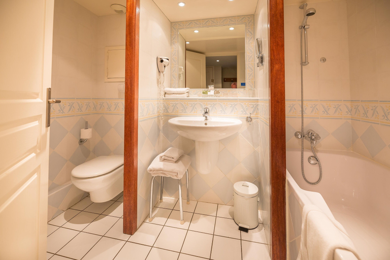 Bathroom 5, Hôtel Ithurria, Pyrénées-Atlantiques