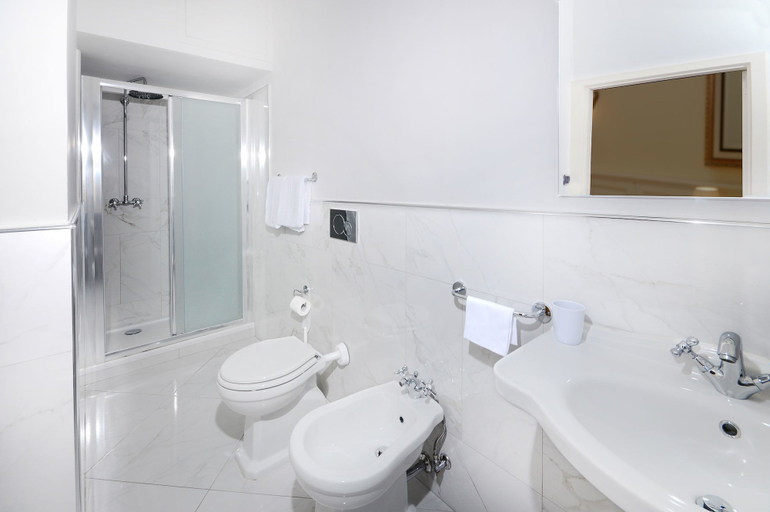 Bathroom 5, Ambasciatori Palace, Pistoia