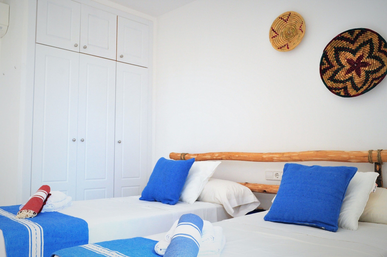 Bedroom 2, Siamo Valentina, Baleares