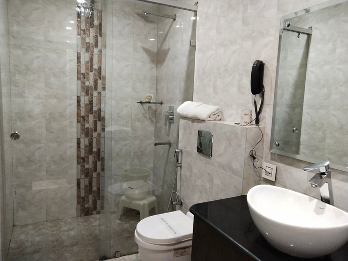 Bathroom 5, Hotel Triund Heights, Kangra