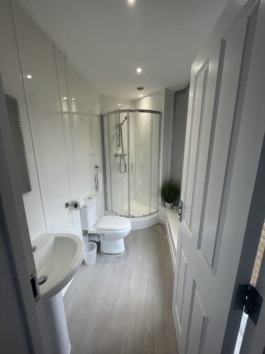 Bathroom 4, The Six Bells, Medway