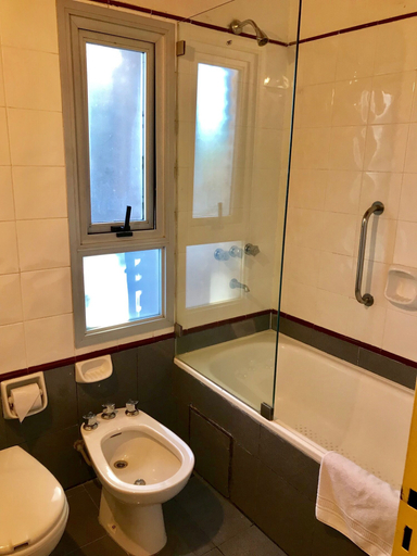 Bathroom 3, Hotel Riviera, Santa María