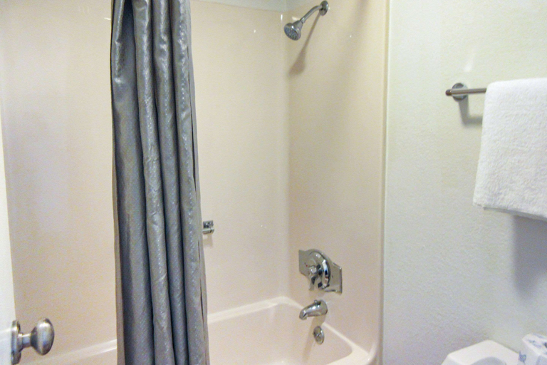 Bathroom 4, Rodeway Inn Altoona Orchard Plaza, Blair