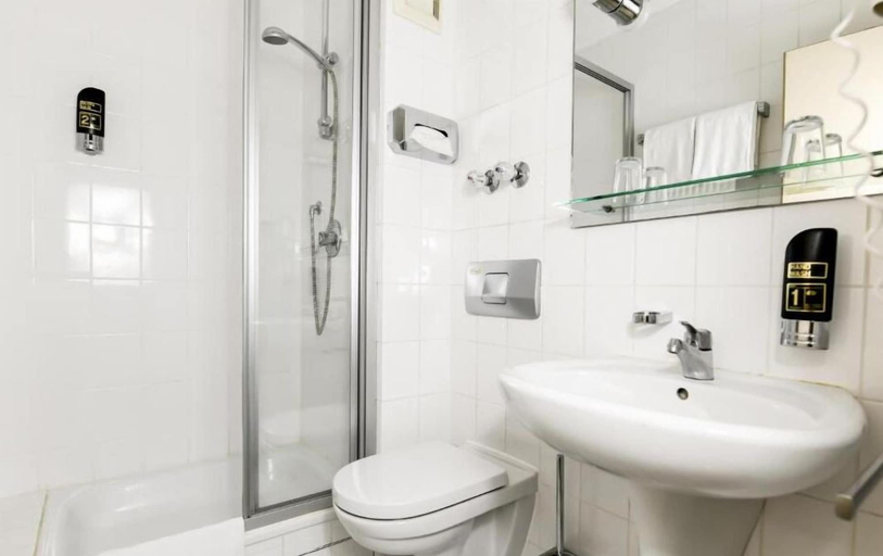 Bathroom 5, Hotel Blutenburg, München