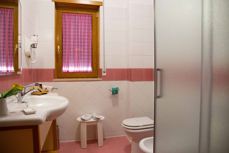 Bathroom 5, Hotel Maddaloni, Napoli