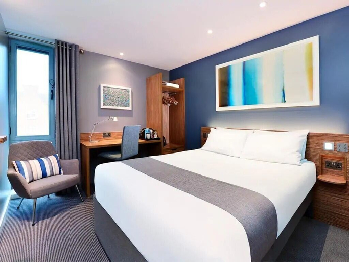 Bedroom 2, Travelodge London Docklands, London