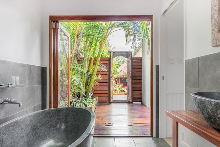 Bathroom 5, Sanctuary in The Pocket, Byron
