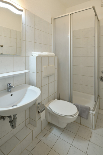 Bathroom 5, Ford Apartment, Bremen