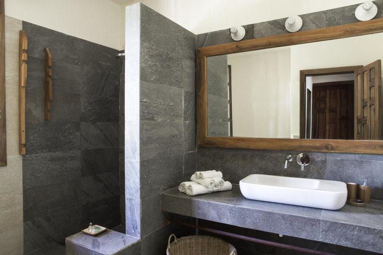 Bathroom 4, Corail Noir Hotel, Diana