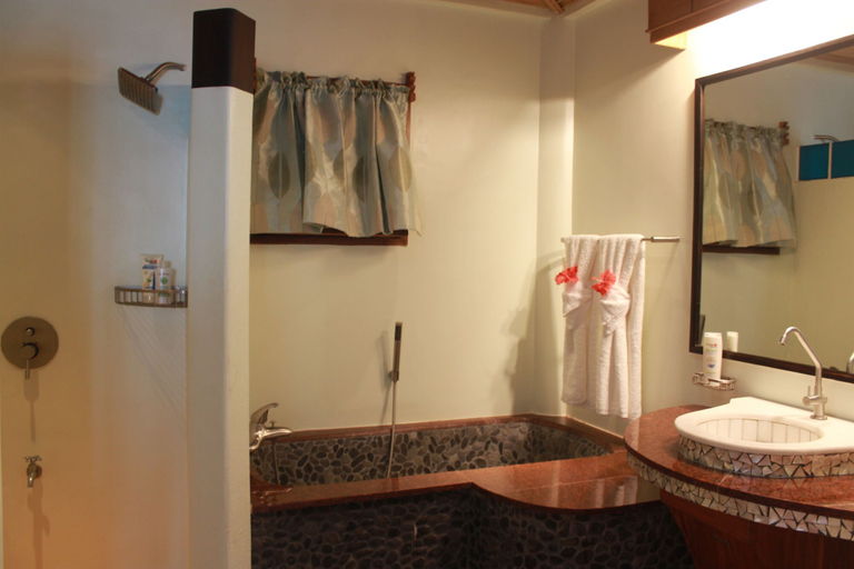 Bathroom 3, NoaNoa Island, Taytay