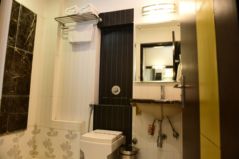 Bathroom 3, Hotel Ravisha Continental, Kaushambi