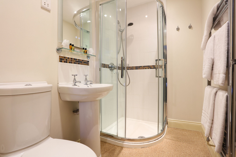 Bathroom 4, Broom Hall Inn, Warwickshire