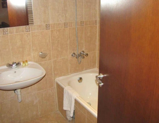 Bathroom, Apartment in Edelweiss Inn, Bansko