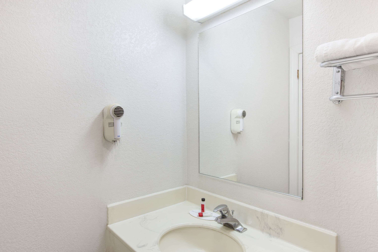 Bathroom 4, Travelodge by Wyndham Los Banos CA, Merced