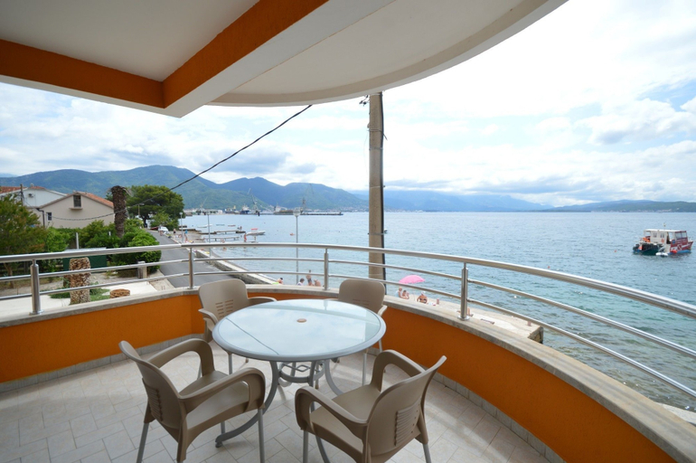 Others 3, Seafront Apartment Bijela