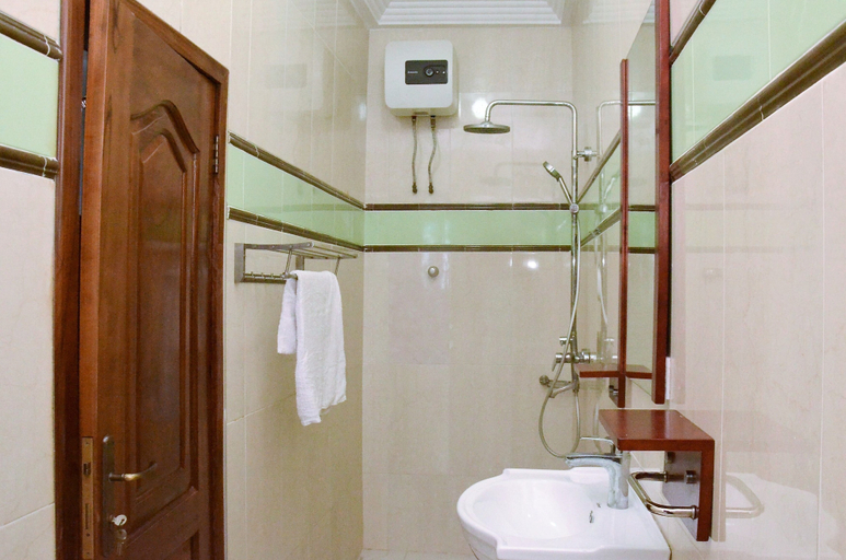 Bathroom 5, Ibisa Hotel, Ahanta West