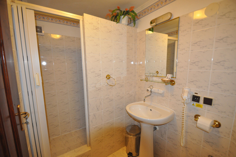 Bathroom 4, GARNI - Barbakan Hotel, Levoca