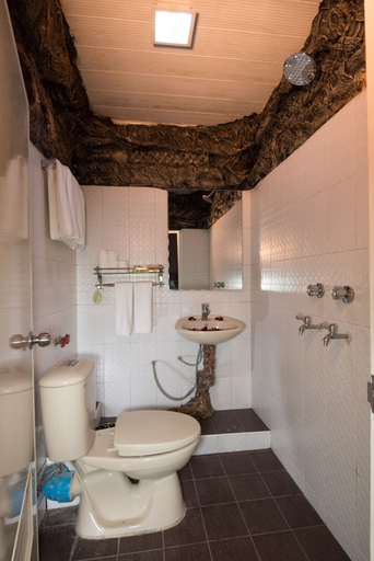 Bathroom 4, Royal Yadanarbon Hotel, Mandalay