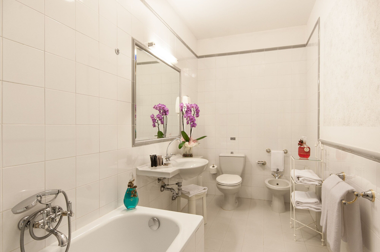 Bathroom 5, Grand Hotel Royal, Lucca