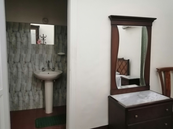 Bathroom 4, New Hotel, 'Abdin