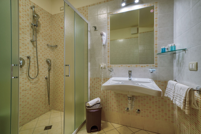 Bathroom 5, The Lighthouse Rooms, Verona