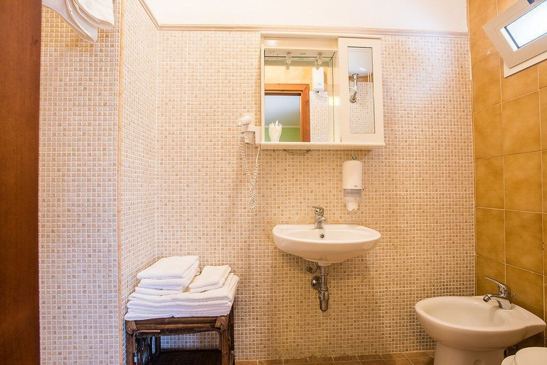 Bathroom 5, Tanit Hotel Ristorante Museo, Carbonia-Iglesias