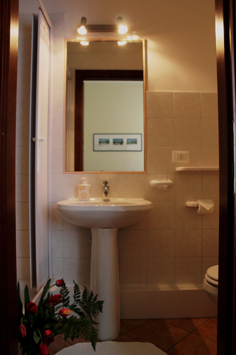 Bathroom 5, Titina, Rome