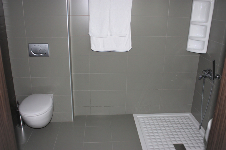 Bathroom 5, Hotel Cariatis, Central Macedonia