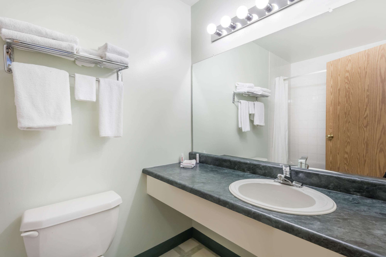 Bathroom 4, Super 8 by Wyndham Dauphin, Division No. 17