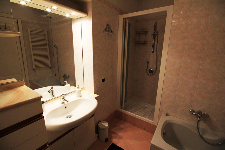 Bathroom 2, Pontida 4, Milano