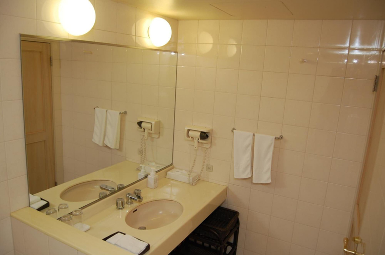 Bathroom 5, Luke Plaza Hotel, Nagasaki