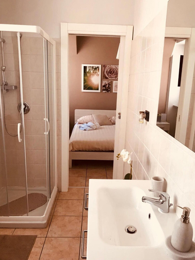 Bathroom 5, Corte 22, Novara