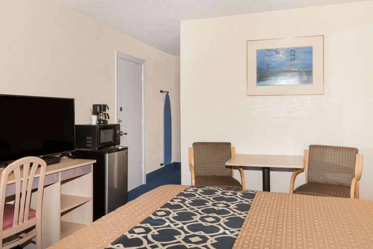Bedroom 3, Travelodge by Wyndham Los Banos CA, Merced