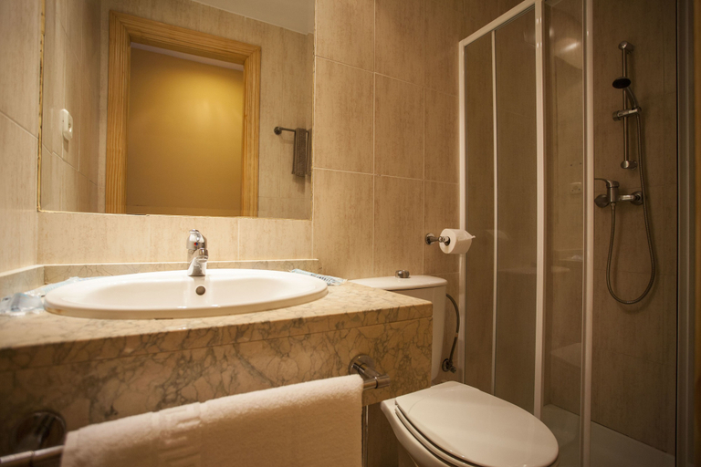 Bathroom 3, Hotel El Álamo, Madrid