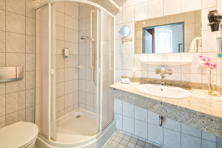 Bathroom 5, Grandhotel Esplanade, Schaumburg