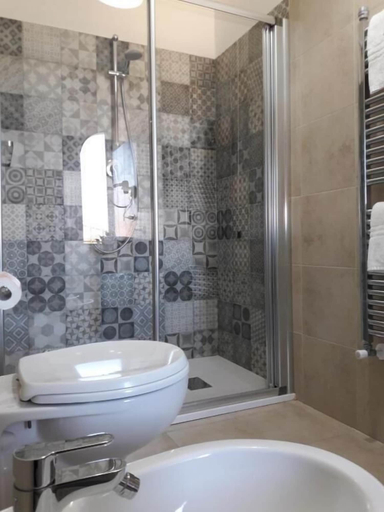 Bathroom 5, Art Hotel Pietrasanta, Lucca