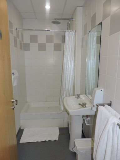 Bathroom 5, Garden Lane Backpackers, Dublin