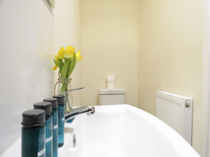 Bathroom 3, Tudors eSuites 4 Bedroom House, Birmingham
