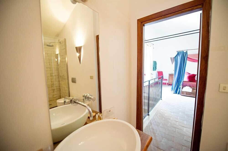 Bathroom 4, Torre della Botonta, Perugia