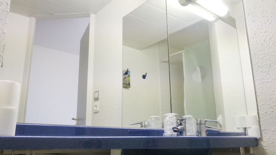 Bathroom, ibis budget Narbonne Sud, Aude